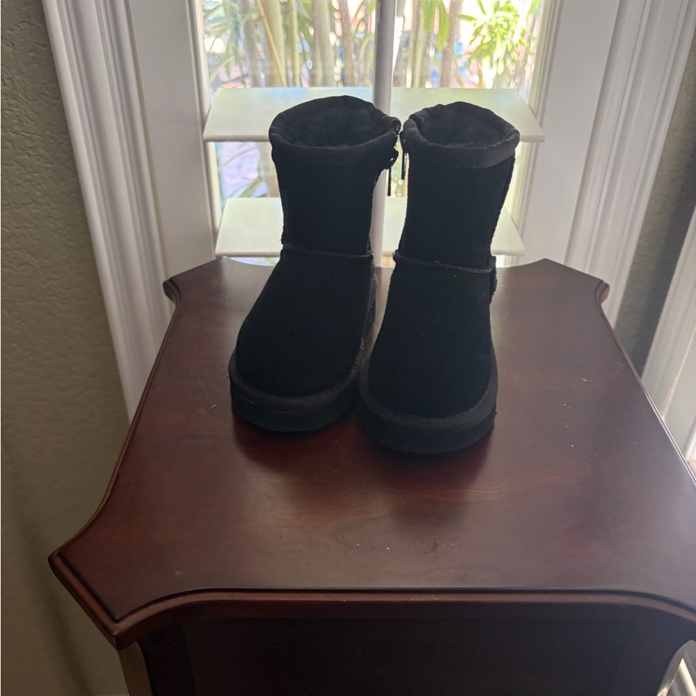 BearPaw Kids Black Plush-Lined Zip Boots